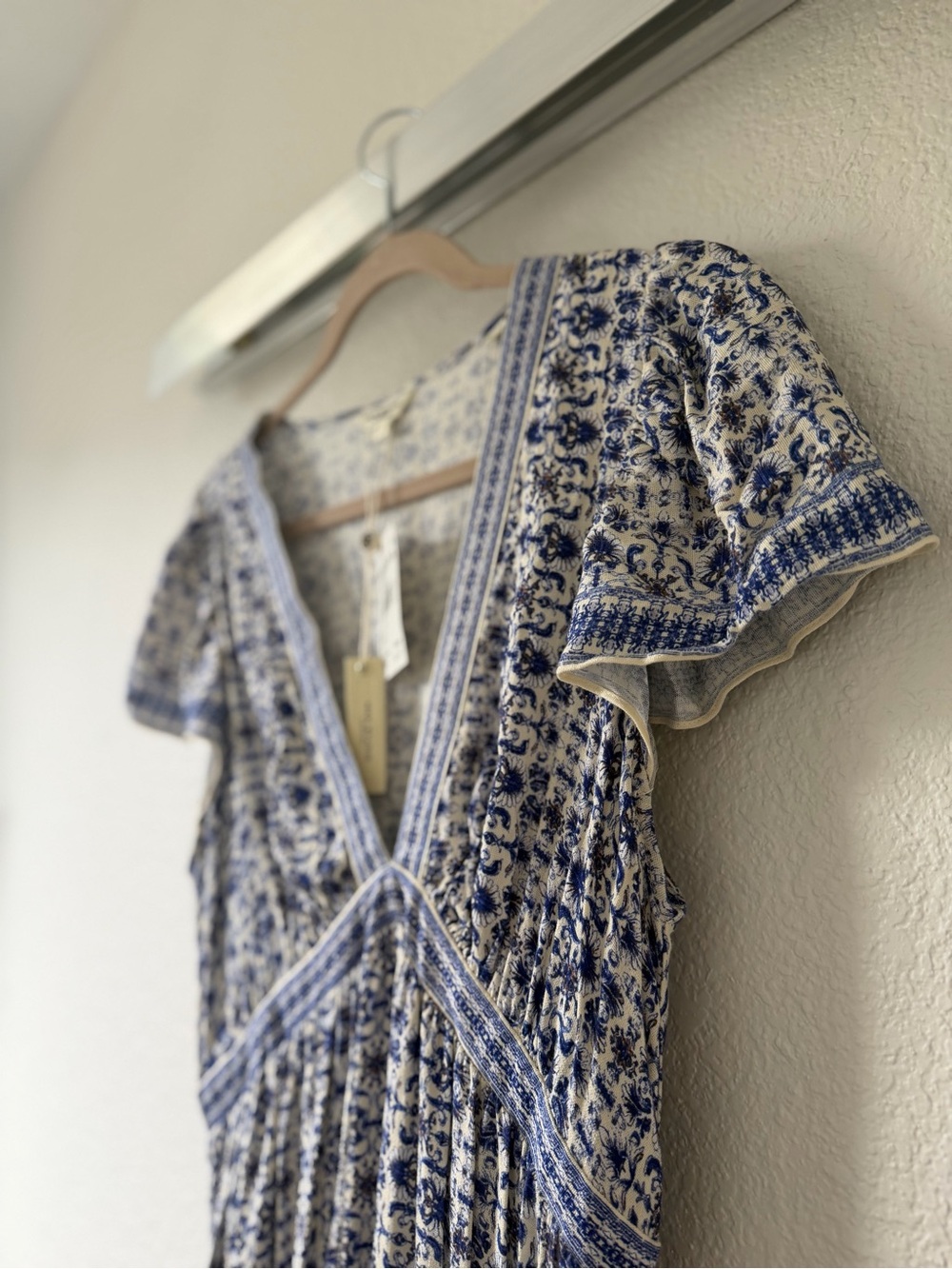Max Studio Blue and White Floral V‑Neck Maxi Dress - Picture 4 of 8